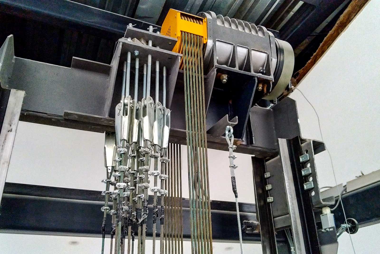 بررسی کامل موتور آسانسور کششی: گیربکس و گیرلس