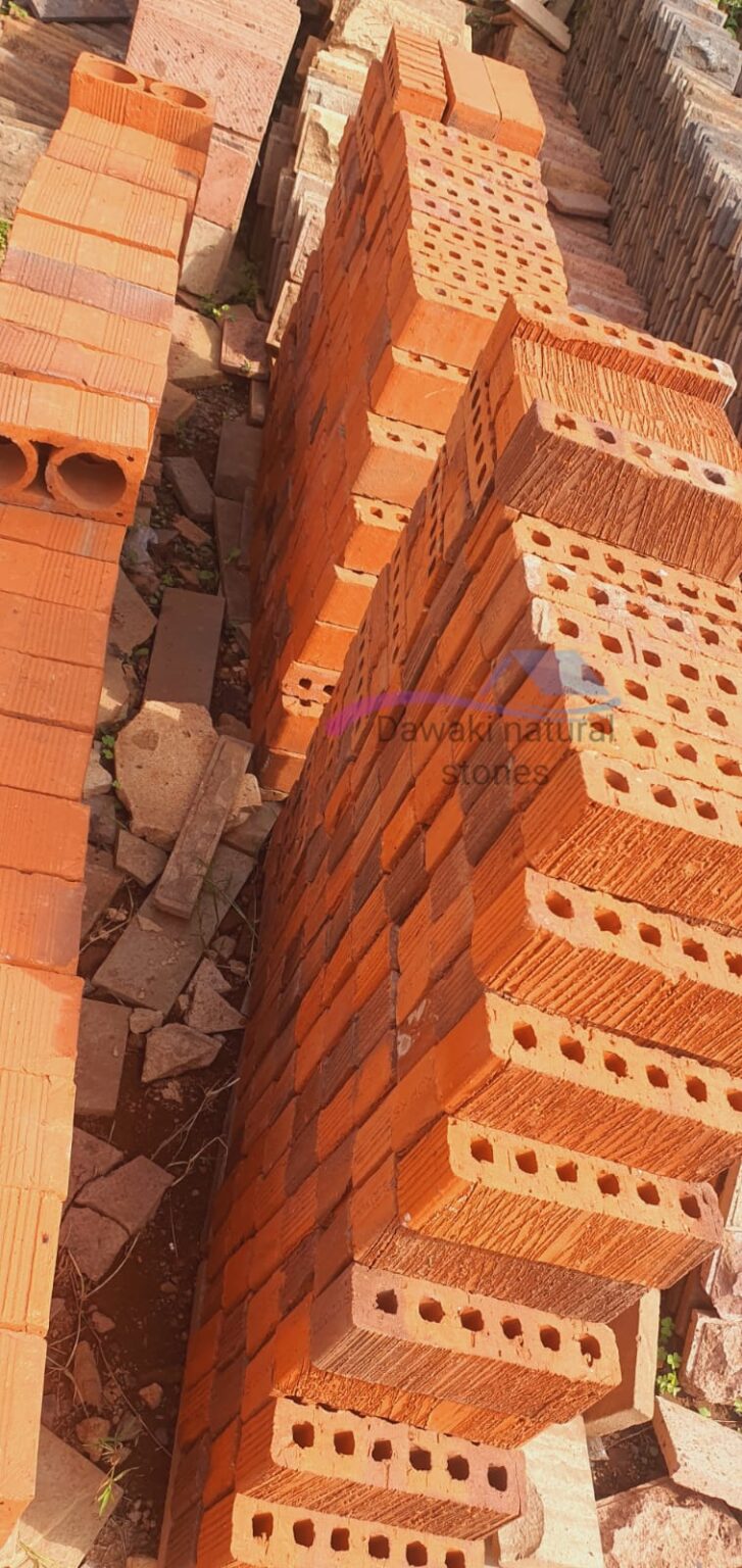 آجر مکرمه در نماهای سنتی با رنگ خاکی طبیعی