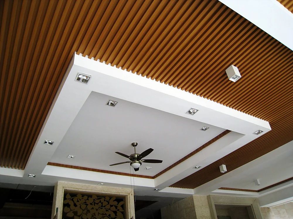 نصب سقف کاذب PVC در یک فضای اداری با استفاده از تکنیکهای مدرن
