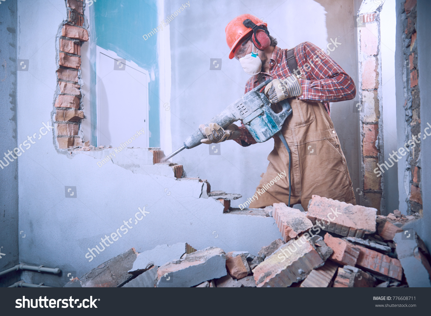 اجرای تخریب دیوار و نبش‌کنی اصولی بدون آسیب
