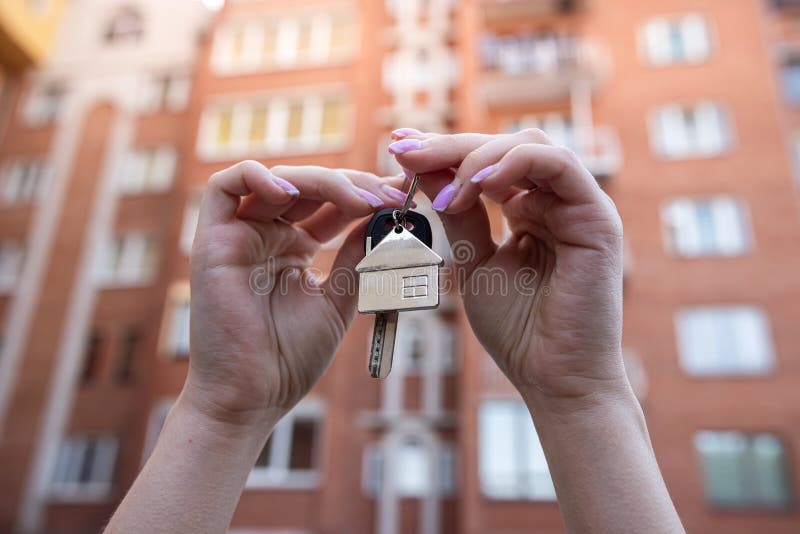 خریدار کلیدهای آپارتمان جدید را دریافت میکند